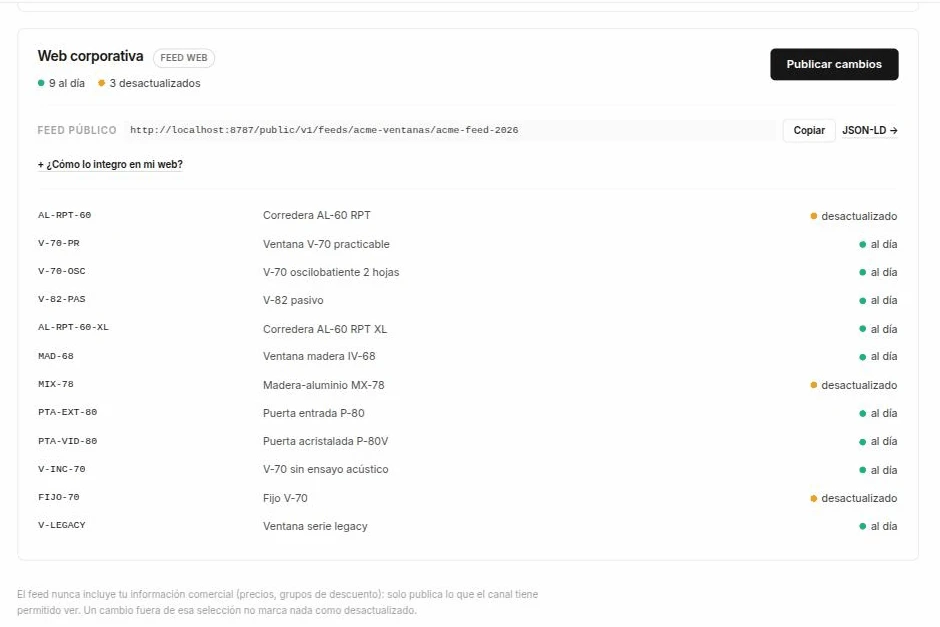 Bloque del canal «Web corporativa» en /app/canales: etiqueta FEED WEB, contadores de 9 referencias al día y 3 desactualizadas, botón «Publicar cambios», la URL del feed público con su botón de copiar y el enlace al JSON-LD, y la lista por referencia con tres marcadas en ámbar como desactualizadas. Al pie, la nota de que el feed nunca incluye información comercial.