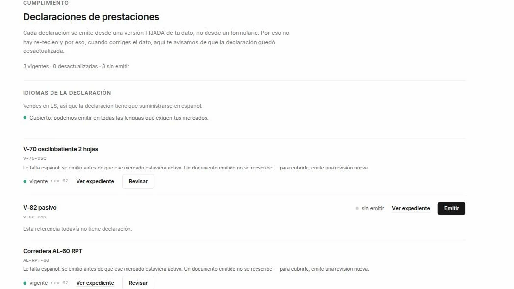 Pantalla de declaraciones de prestaciones: tres vigentes, cero desactualizadas y ocho sin emitir; el bloque de idiomas confirma que se puede emitir en todas las lenguas que exigen los mercados donde se vende; y cada referencia lleva su estado y sus acciones de ver expediente, revisar o emitir.