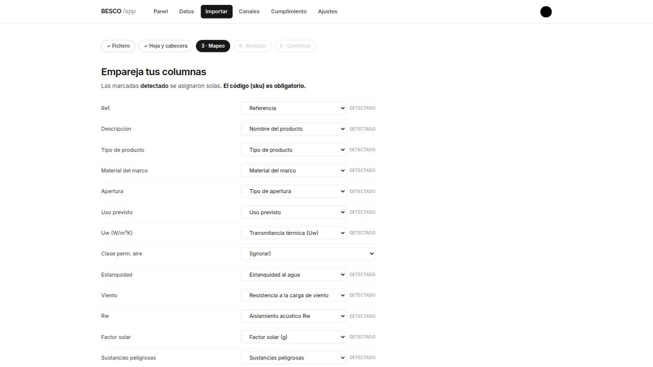 Paso de mapeo del asistente de importación: a la izquierda las columnas del Excel del fabricante (Ref., Descripción, Uw, Estanquidad, Viento), a la derecha el atributo canónico que se les asigna (Referencia, Nombre del producto, Transmitancia térmica, Estanquidad al agua, Resistencia a la carga de viento), la mayoría marcadas como detectadas.