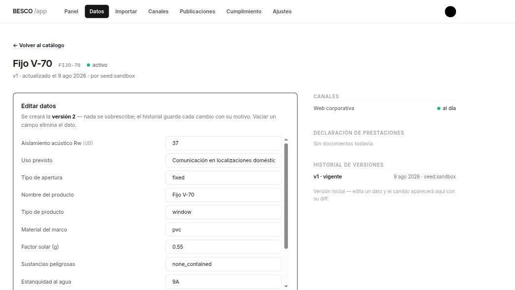 Cinco pasos en la aplicación: el editor de la referencia FIJO-70 avisando de que se creará la versión 2; la transmitancia térmica cambiada de 1 a 0,9 con el motivo del cambio escrito; la ficha ya en v2 con el canal «Web corporativa» marcado como desactualizado en ámbar y el historial mostrando el cambio; la pantalla de canales con «11 al día · 1 desactualizado» y el botón «Publicar cambios»; y el canal de vuelta a «12 al día».