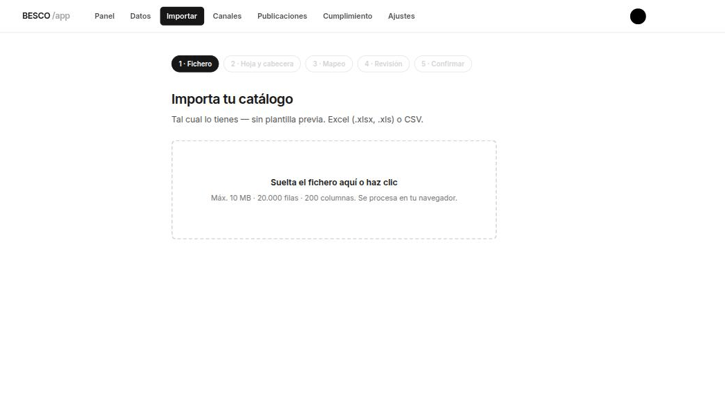 Los cinco pasos del asistente de importación: soltar el Excel; la detección de la fila de cabecera mostrando el catálogo tal cual viene; el mapeo de columnas con casi todas marcadas como detectadas; la revisión con el diff —1 nueva, 1 que cambia, 10 sin cambios y 1 que no viene en el fichero, que no se archiva salvo que se marque—; y la importación completada.